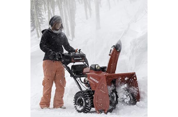 Honda HSS724AW Two Stage 24″ Snow Blower